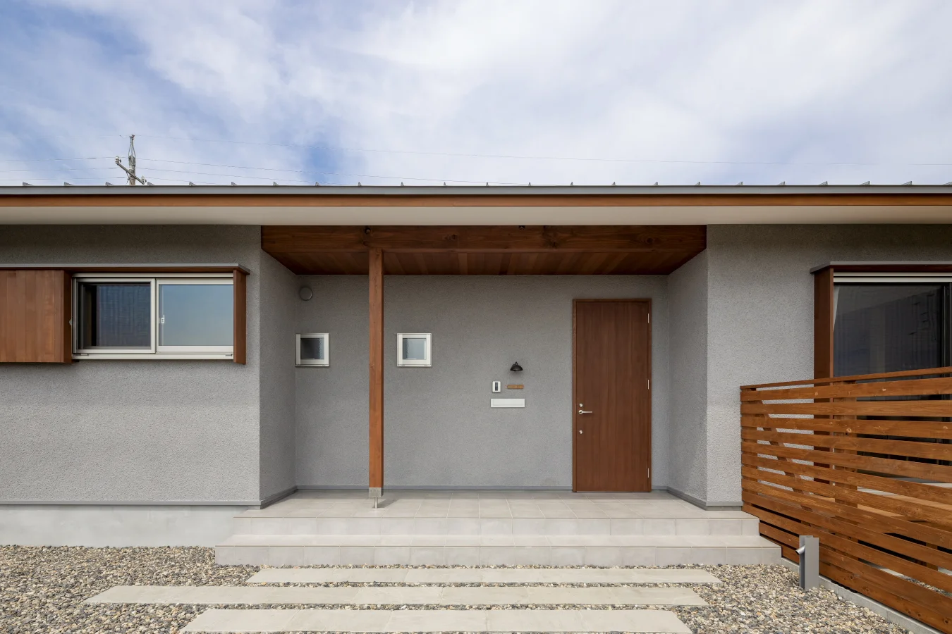 自然素材を活かした住宅のリビング内観